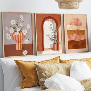 Yatak başlığı üzerinde üçlü poster seti dekorasyonu 