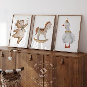 Pastel tonlarda ayıcık, tahta at ve kaz figürlerinden oluşan Tiny Wonders çocuk odası posteri – Sweetco