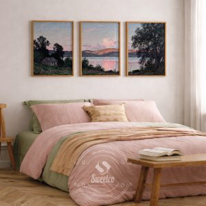 Pastel pembe ve doğal toprak tonlarında göl manzarası temalı üçlü poster seti, sakin ve zarif yatak odası duvar dekoru