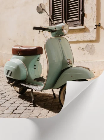 Vintage scooter ve taş duvar detaylı yaz tablosu