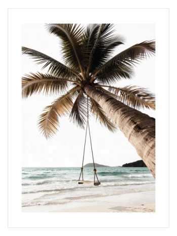Tropikal sahilde palmiye ağacından sarkan ahşap salıncak posteri