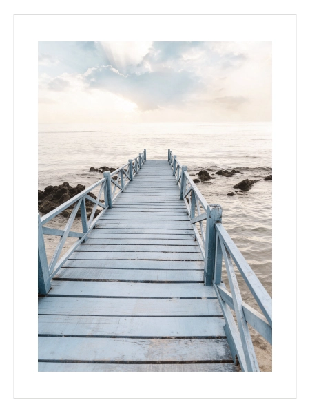 Denize uzanan ahşap iskele ve sakin deniz manzarası posteri