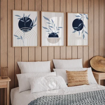 Ahşap duvar önünde mavi yaprak desenli geometrik çerçeveli poster seti