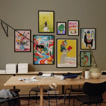 Renkli ve eklektik çerçeveli poster seti, modern yemek odası duvar dekoru için galeri duvarı kompozisyonu