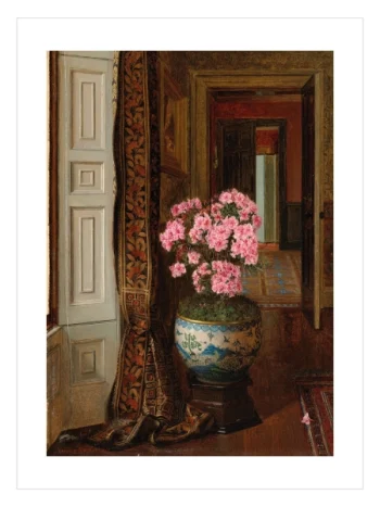 1. Klasik bir oda içerisinde, büyük desenli seramik vazoda açan pembe çiçekleri gösteren sanatsal poster.