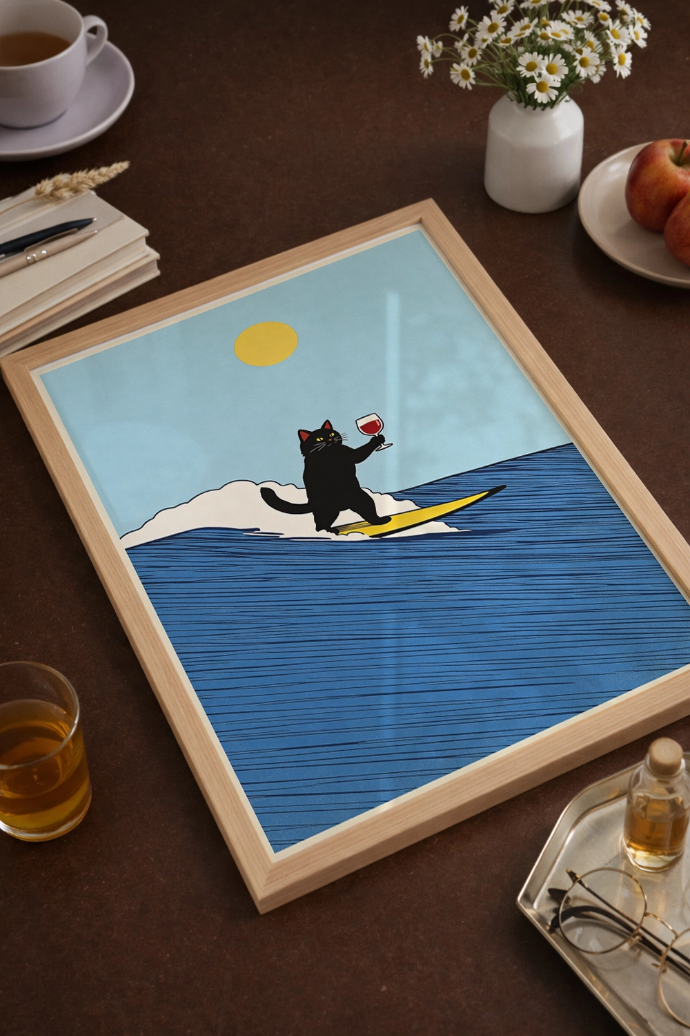 Sörf tahtasında içecek tutan kara kedi çizimi poster