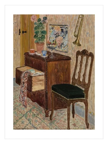 Antika bir şifonyer, açık çekmeceden sarkan kumaş ve klasik yeşil sandalyeyi gösteren nostaljik sanat posteri.