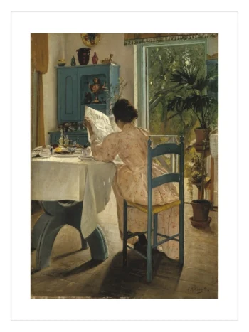 Güneşli bir bahçe kapısı önünde masada oturup gazete okuyan kadın figürlü klasik sanat posteri.