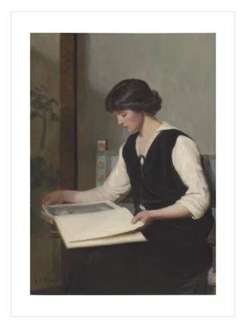 Klasik bir sandalyede oturmuş, elindeki büyük bir kitabı inceleyen zarif kadın figürlü sanat posteri.