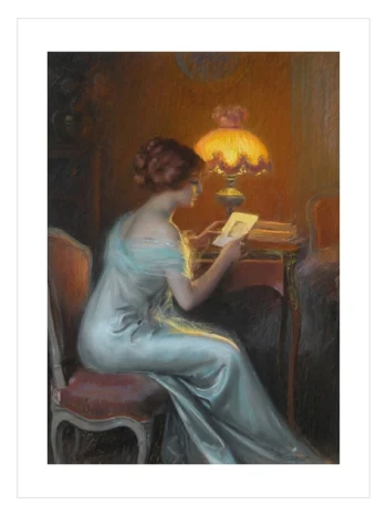 Sıcak bir lamba ışığı altında oturan ve elindeki mektubu okuyan zarif kadın figürlü sanat posteri.