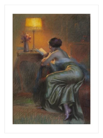 Sıcak bir abajur ışığı altında masaya yaslanmış kitap okuyan zarif kadın figürlü klasik sanat posteri.