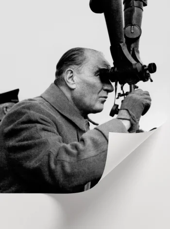 mustafa-kemal-ataturk-durbunle-bakarken