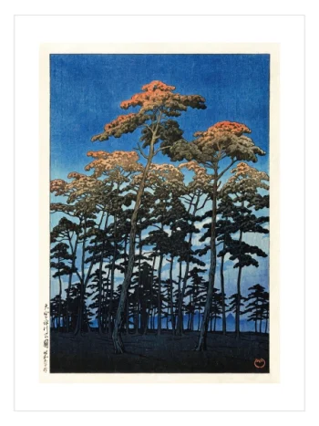 Derin mavi gökyüzü önünde yükselen koyu gövdeli çam ağaçları ve turuncu sonbahar tonlarındaki ağaç tepelerinin yer aldığı vintage Japon orman manzarası.