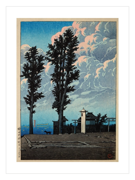 Koyu uzun ağaçlar, geleneksel Japon tapınağı ve Torii kapısı önünde küçük hayvan silüeti ile mavi ve pembe tonlarda büyük bulutların yer aldığı vintage Japon manzarası.