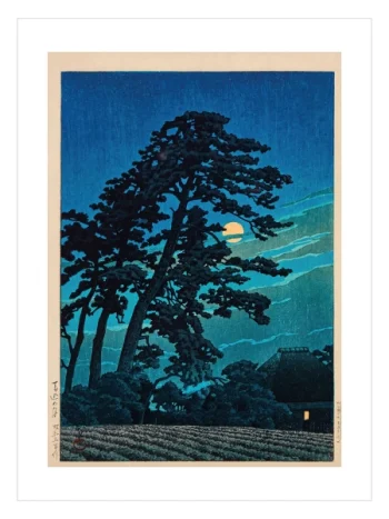 Derin mavi gece manzarasında büyük çam ağaçları, dağların arasından görünen sarı ay ve penceresi ışıklı geleneksel Japon evinin yer aldığı Japon esintili sanat posteri.
