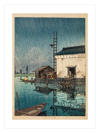 Yoğun yağmur altında turkuaz suya yansıyan geleneksel Japon kıyı yapıları, ahşap tekneler, iskele ve küçük kayığın yer aldığı vintage Japon manzara posteri.