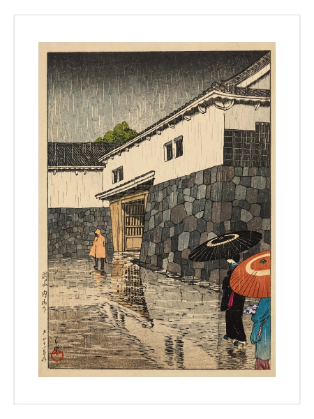 Yoğun yağmur altında geleneksel Japon taş duvarları ve evleri, ıslak zemindeki yansımalar ile siyah ve kırmızı şemsiyeli figürlerin yer aldığı vintage Japon sokak manzarası.