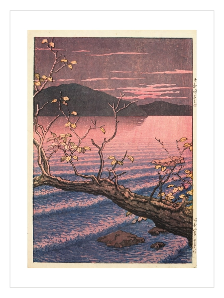 Pembe ve mürdüm tonlarında gün batımı altında sakin göl, koyu dağ silüetleri ve ön planda uzanan yapraklı ağaç dallarının yer aldığı vintage Japon manzara posteri.