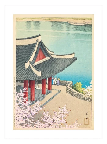 Pembe kiraz çiçekleri, kırmızı sütunlu geleneksel Japon yapısı, turkuaz göl, kıyıdaki insan figürleri ve uzaktaki teknelerin yer aldığı vintage Japon manzara posteri.