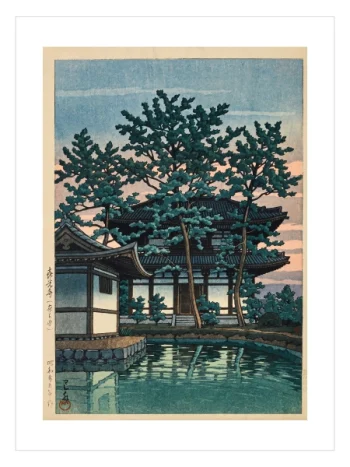 Çam ağaçları arasında geleneksel Japon tapınağı, önündeki sakin gölet ve suya yansıyan ağaçlar ile mimarinin yer aldığı vintage Japon manzara posteri.
