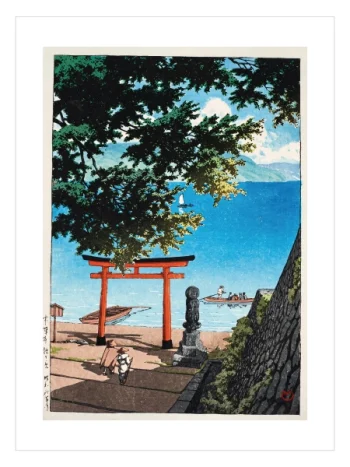 Ağaçların arasından görünen kırmızı Torii kapısı, mavi göl, tekneler, kıyıda yürüyen figürler ve uzaktaki dağların yer aldığı vintage Japon manzara posteri.