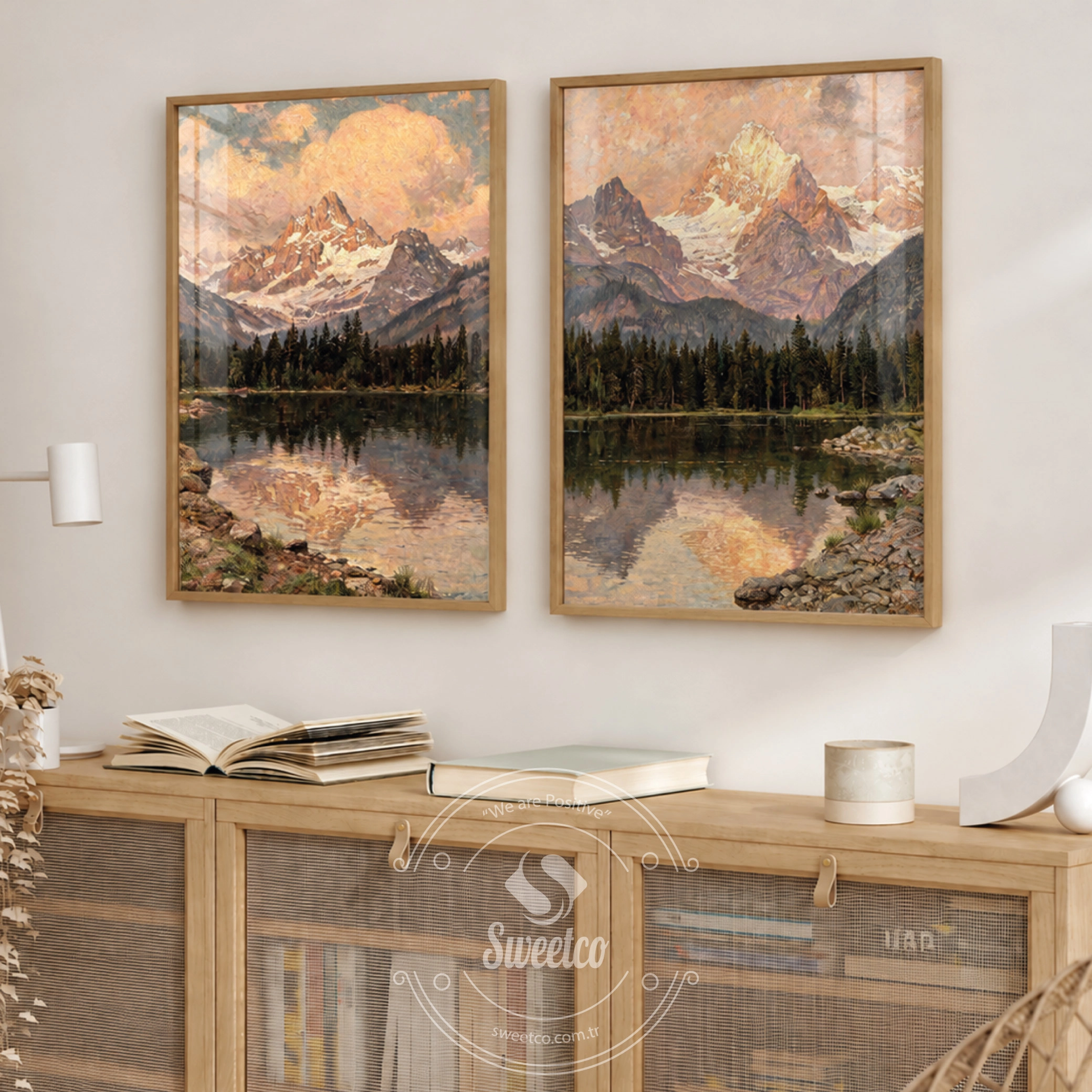 Pastel gökyüzü, dağlar ve göl yansımasından oluşan ikili poster seti