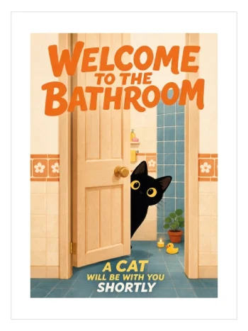 Kapı aralığından bakan siyah kedili ve “Welcome to the Bathroom” yazılı banyo posteri.