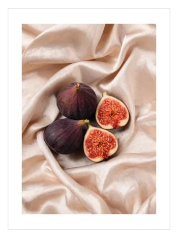 Şampanya tonlu saten kumaş üzerinde mor ve kesilmiş incirlerin yer aldığı poster