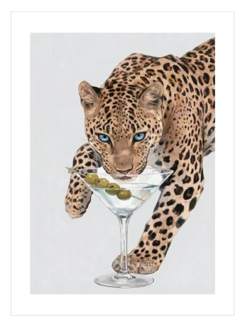 Büyüleyici mavi gözlü leoparın zeytinli martini kadehine eğildiği sürreal illüstrasyon poster